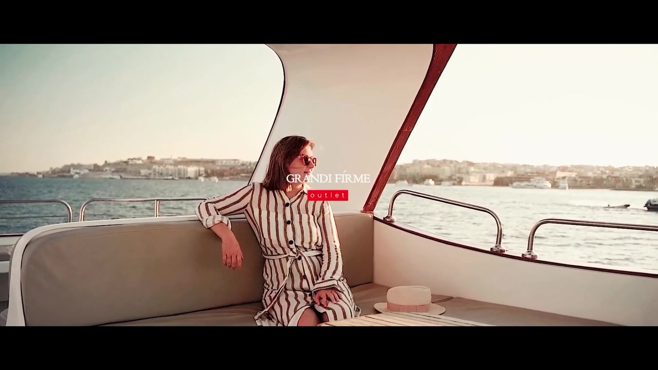 Модель на лодке